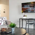 A Luxury Urban 1Br Queen Bed-Parking - Heart Of Historic Germantown - Temple & Lasalle -106- Stay Long Term!