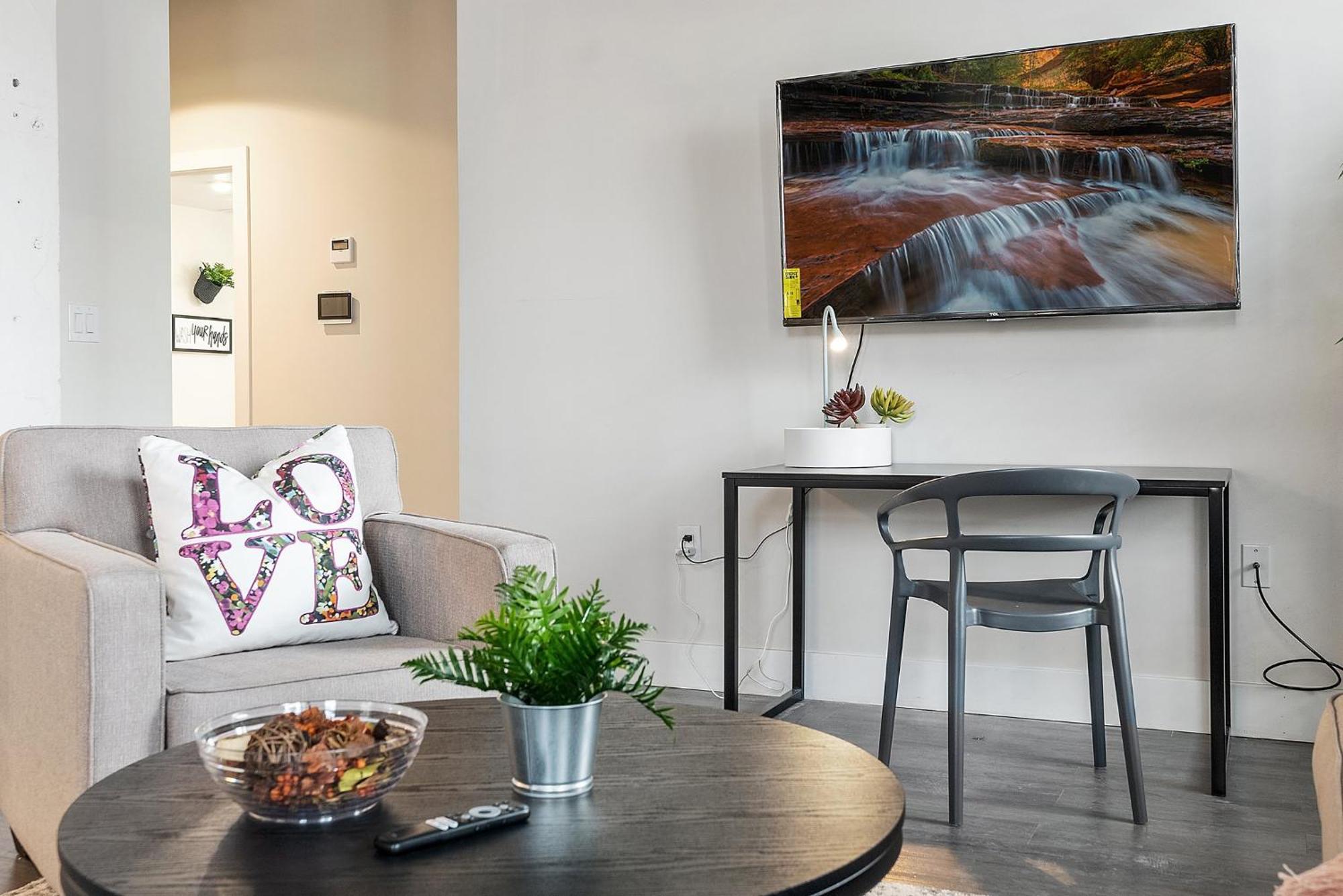 Apartment A Luxury Urban 1br Queen Bed-parking - Heart Of Historic Germantown - Temple & Lasalle -106- Long Term!