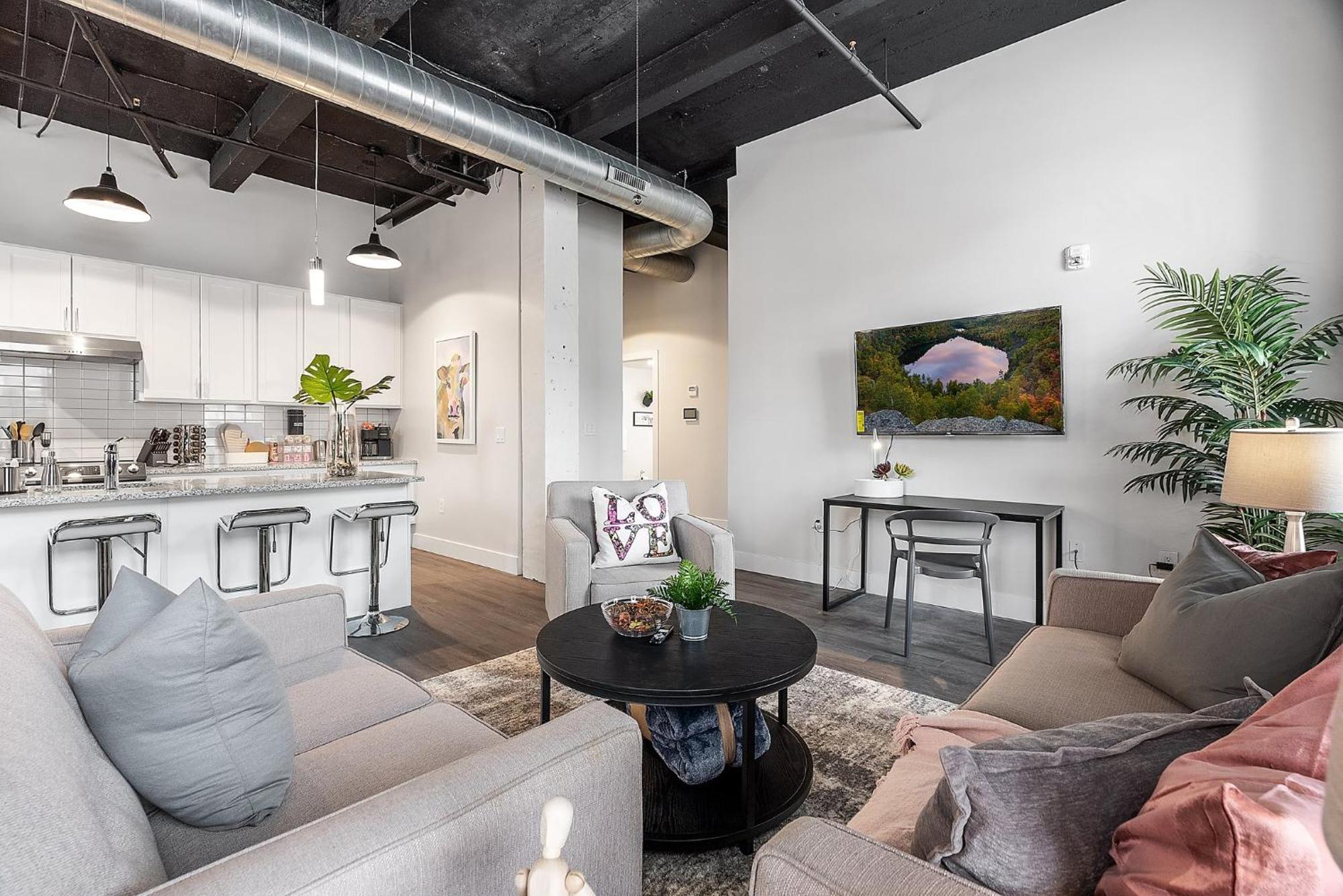 A Luxury Urban 1br Queen Bed-parking - Heart Of Historic Germantown - Temple & Lasalle -106- Long Term! Philadelphia