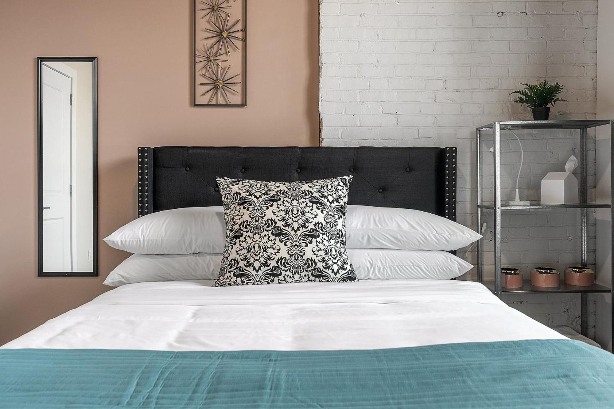 A Luxury Urban 1br Queen Bed-parking - Heart Of Historic Germantown - Temple & Lasalle -106- Long Term! Apartment Philadelphia