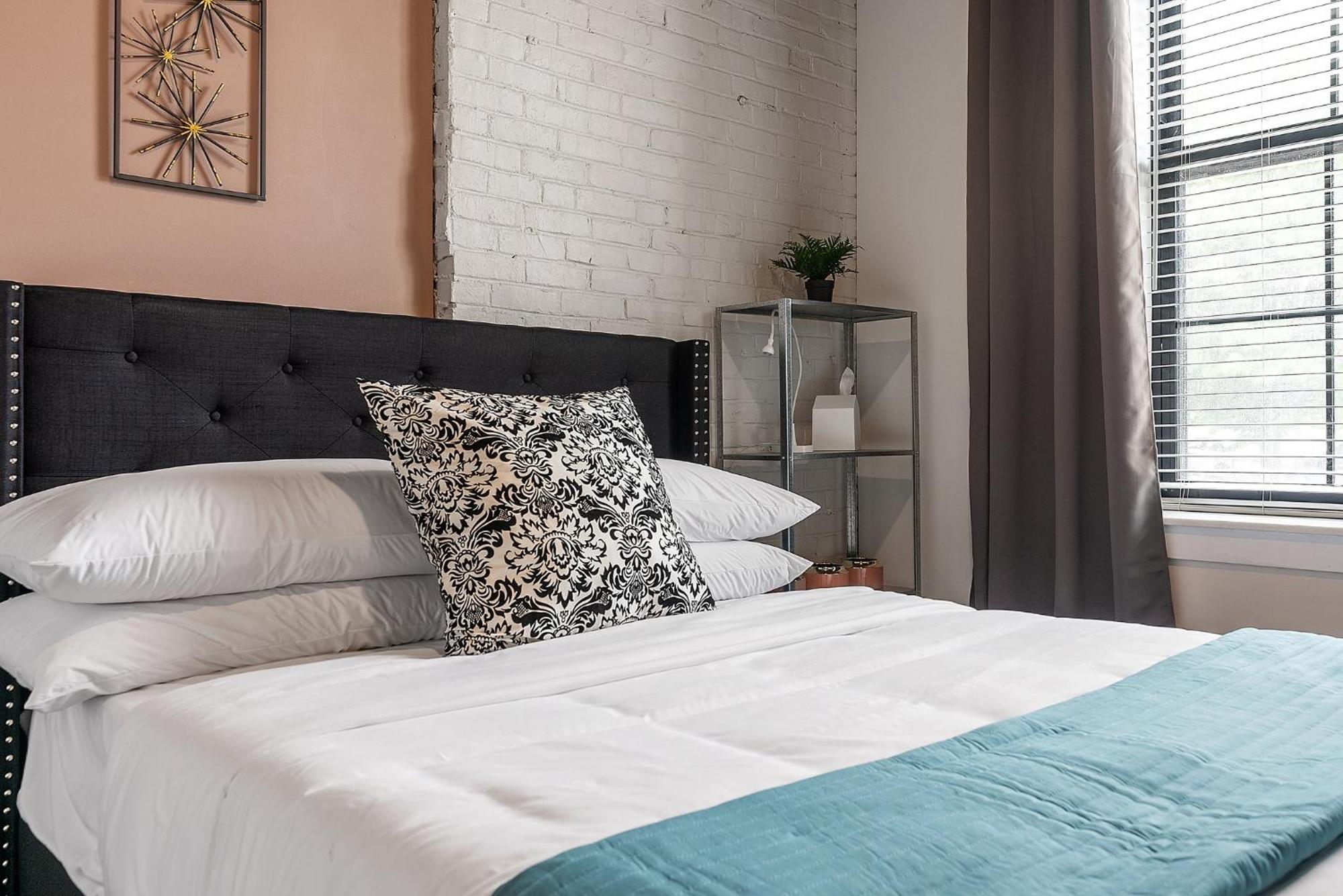 A Luxury Urban 1br Queen Bed-parking - Heart Of Historic Germantown - Temple & Lasalle -106- Long Term! *