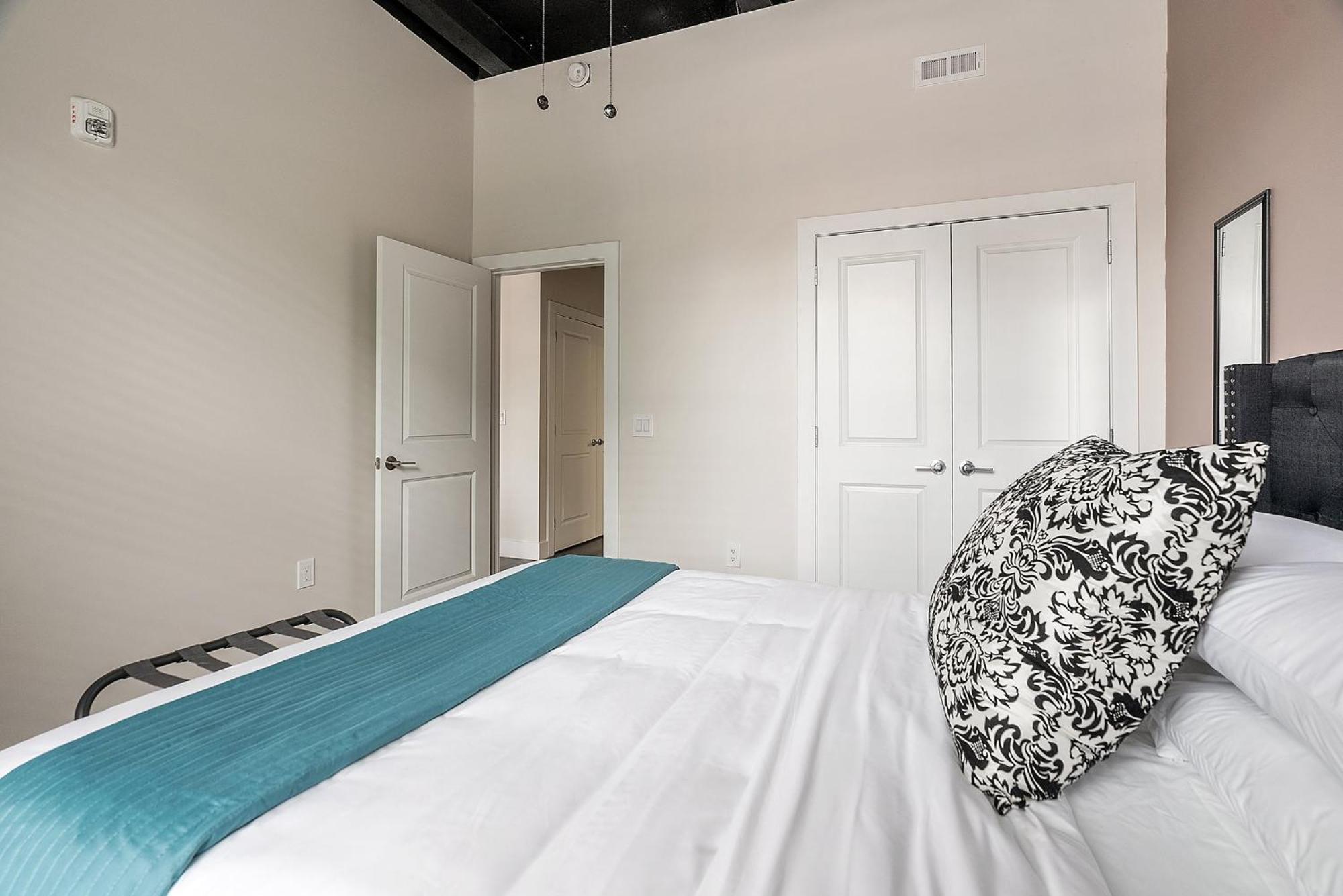 Apartment A Luxury Urban 1br Queen Bed-parking - Heart Of Historic Germantown - Temple & Lasalle -106- Long Term! *