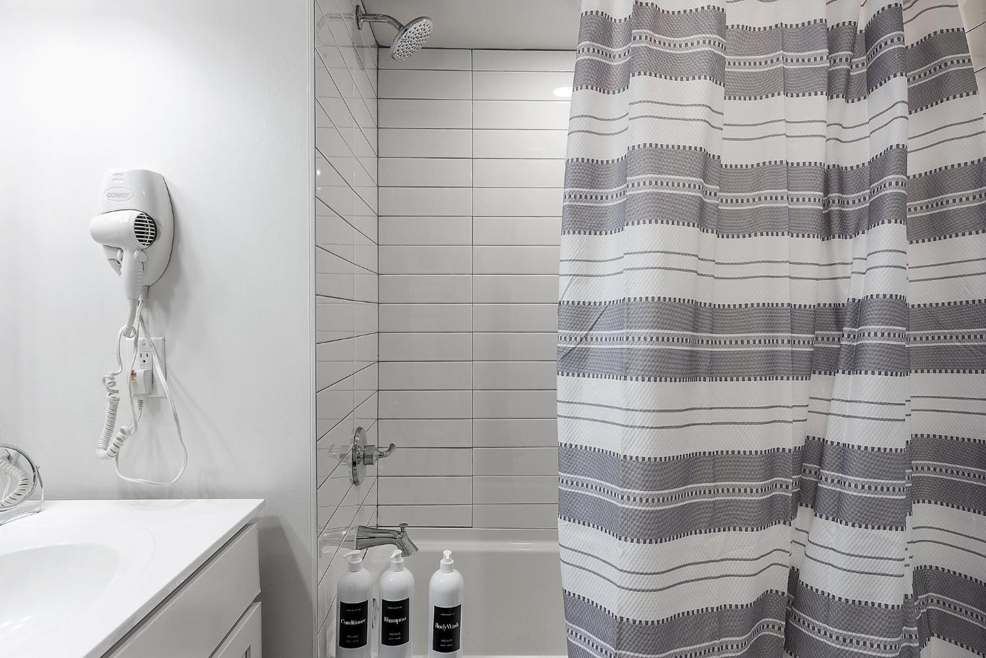 A Luxury Urban 1br Queen Bed-parking - Heart Of Historic Germantown - Temple & Lasalle -106- Long Term! Apartment Philadelphia