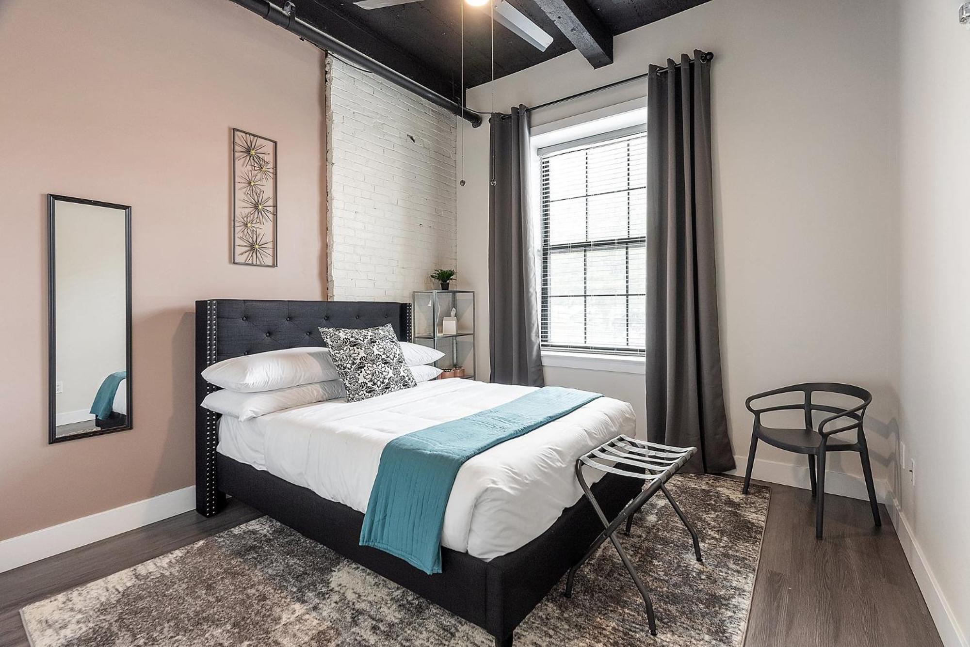 A Luxury Urban 1br Queen Bed-parking - Heart Of Historic Germantown - Temple & Lasalle -106- Long Term! Apartment *